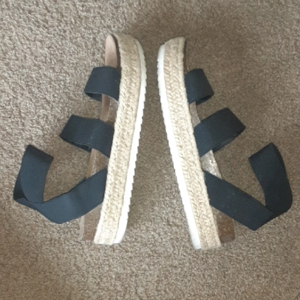 Time and Tru Black Elastic Platform Espadrille Sandals